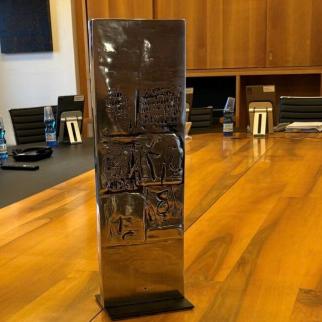 La stele di Giorgio Celiberti entra nella collezione della Banca di Udine
